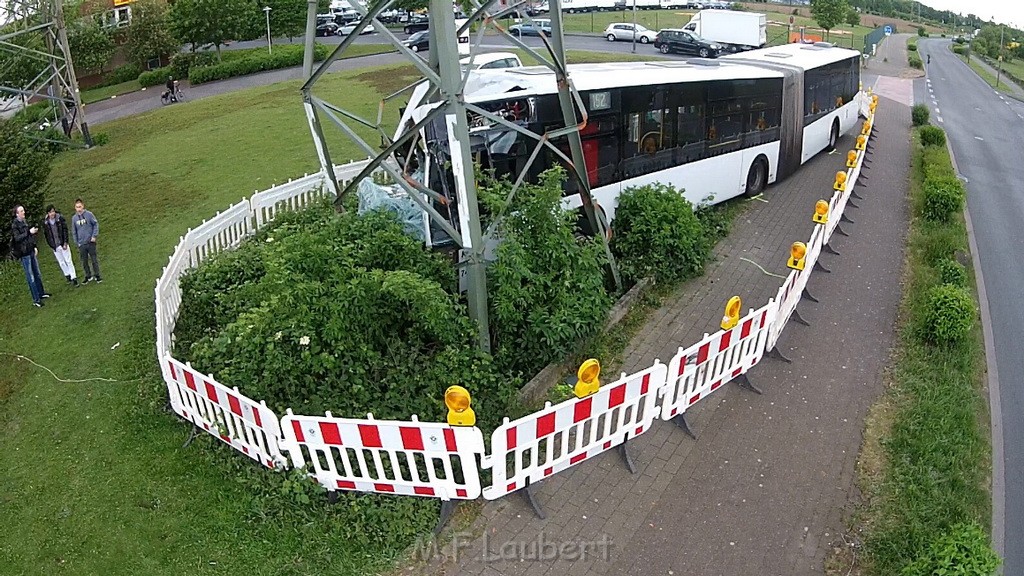 Schwerer Bus Unfall Koeln Porz Gremberghoven Neuenhofstr P624.jpg